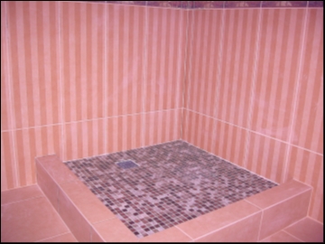 Совмещённая ванная комната - из пластика с поддоном из плитки вместо ванны.